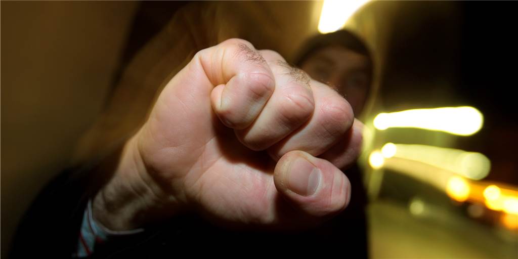 Bottrop: Ein 15-Jähriger wird schwer verletzt - eine 12-Jährige leicht Ein 15-Jähriger ist in Bottrop von mehreren Personen geschlagen worden und musste schwer verletzt ins Krankenhaus gebracht werden.