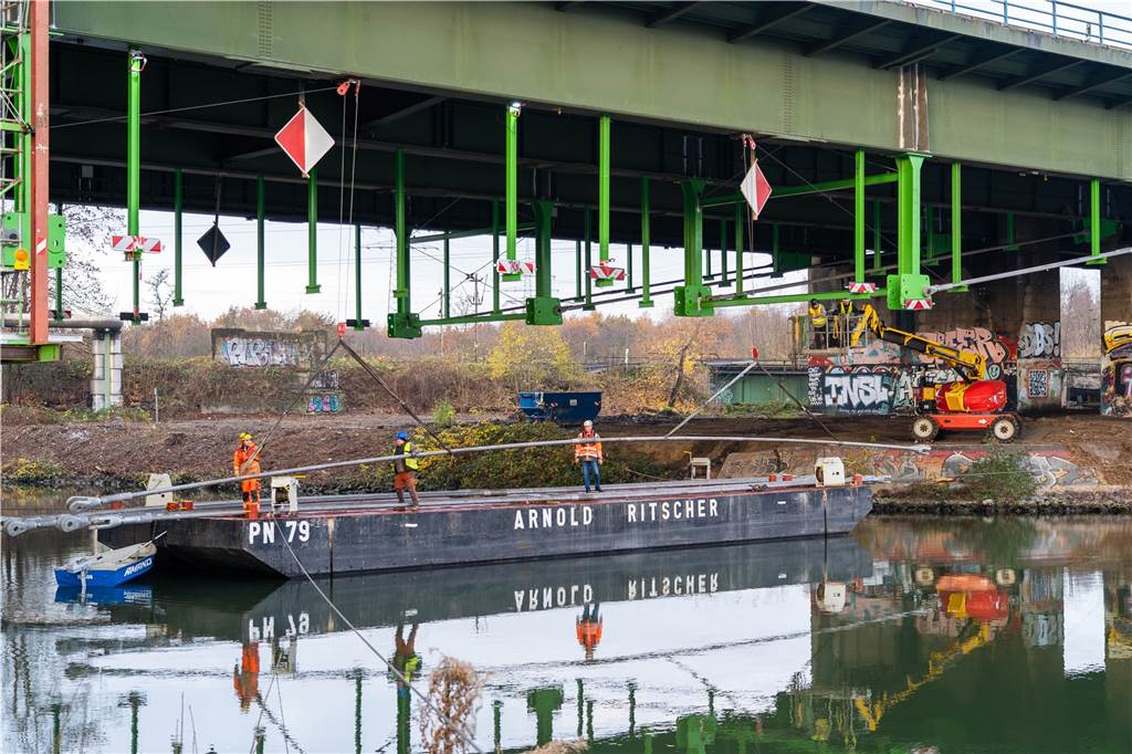 „Riesiges Gummiband“: So wird die A43-Emschertalbrücke fit gemacht Ein 1,5 Tonnen schwerer Zugstab wird unterhalb der A43-Brücke in Position gebracht und wenig später montiert.