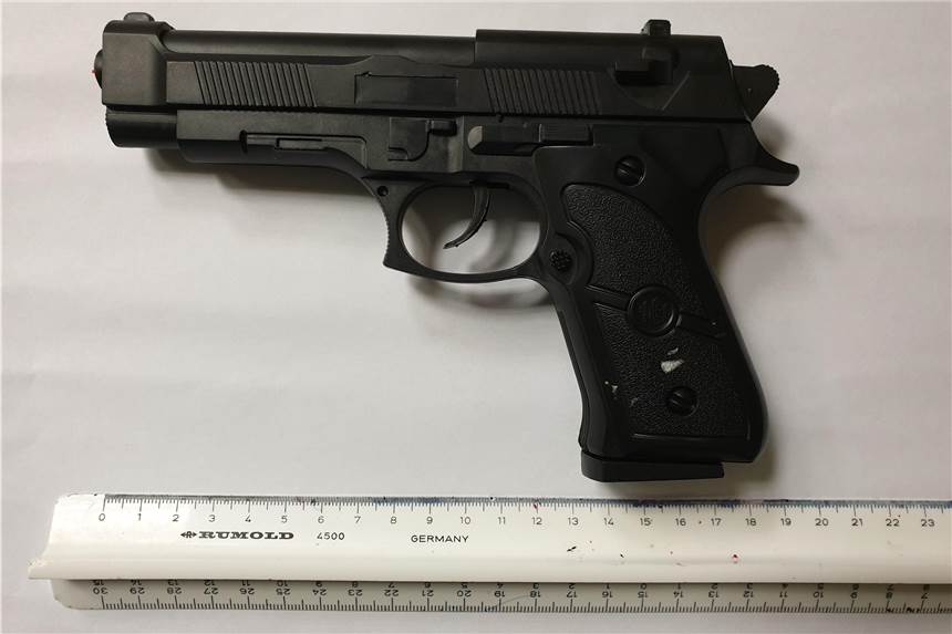 16-Jähriger mit Pistole am Dortmunder Hauptbahnhof aufgegriffen Ein 16-Jähriger führte diese Waffe am Dortmunder Hauptbahnhof mit sich.