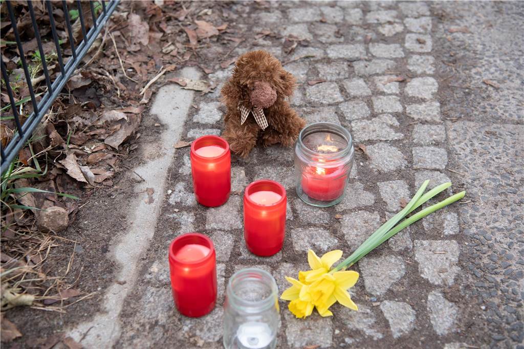 Kerzen und Blumen stehen unweit der Stelle, an der am gestrigen Abend das zuvor als vermißt geltende verletzte Mädchen (5) gefunden wurde.