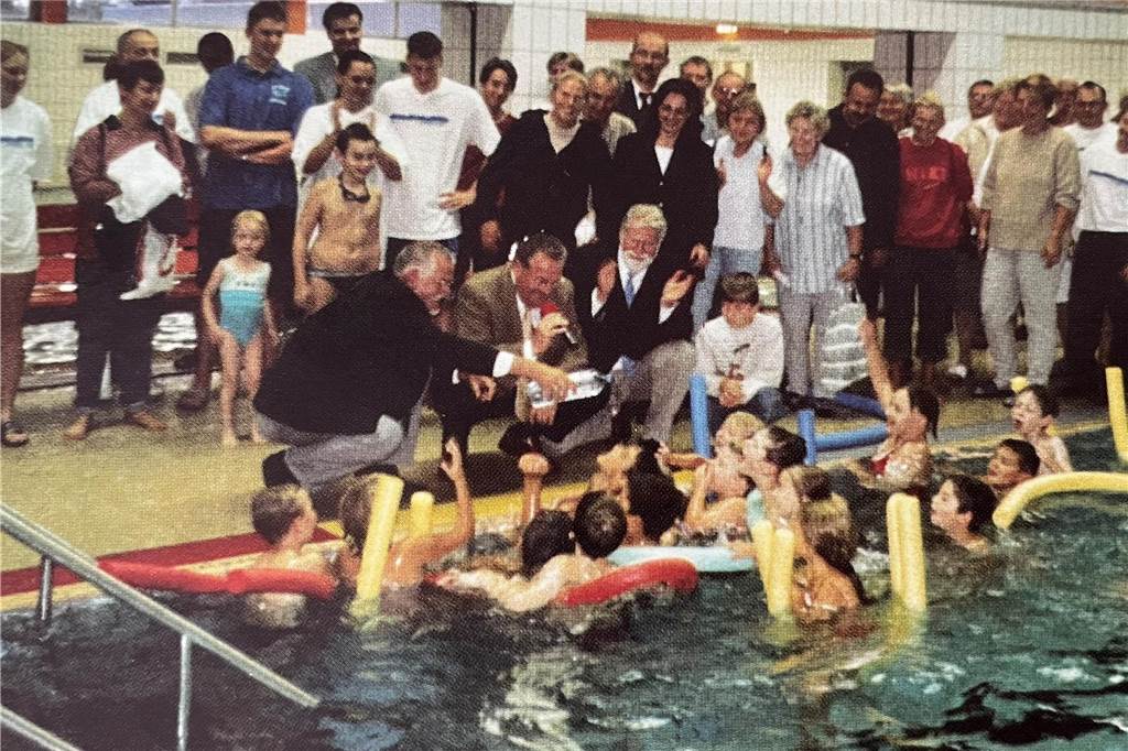 Ein 20 Jahre altes Foto: Ein Mitglied eines befreundeten Vereins im niederländischen Drachten schüttet Wasser eines dortigen Bades in das Hallenbad "Die Welle" zu dessen Einweihung
