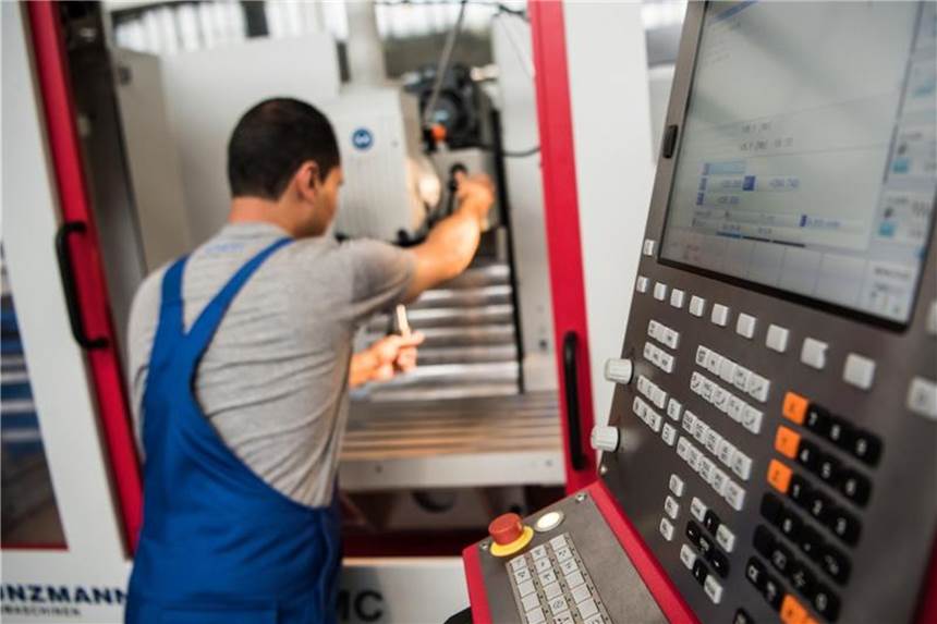 Wie aus Asylbewerbern Arbeitskräfte werden Ein 2012 nach Deutschland Geflüchteter bei der Arbeit während seiner Ausbildung zum Industriemechaniker in Mainz. Foto: Andreas Arnold
