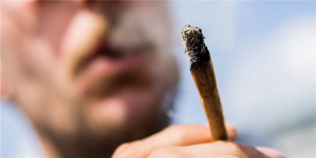 Ein Mensch mit Cannabis.