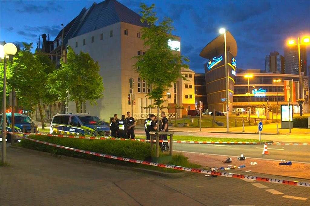 Messerstiche und Tritte am Hauptbahnhof: In diesen Fällen wurde es lebensgefährlich Ein 21-jähriger Tatverdächtiger ohne festen Wohnsitz wurde am Samstag (3.5.) vor einem Lokal in der Dortmunder Nordstadt festgenommen und sitzt seit Sonntag (4.5.) wegen versuchten Totschlags und gefährlicher Körperverletzung in U-Haft.