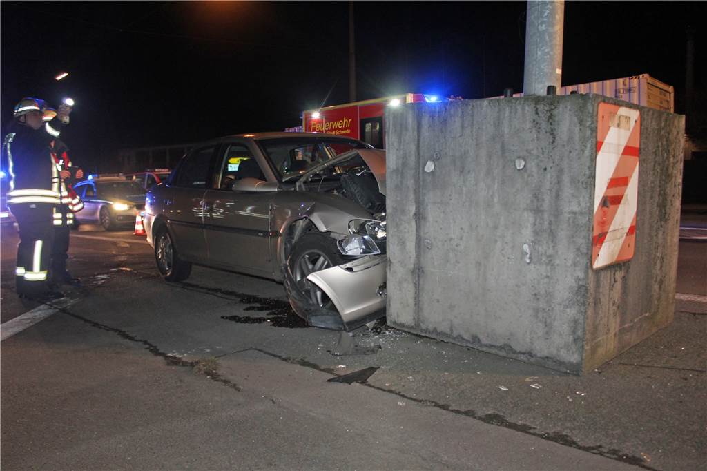 Gefährliche Betonklötze auf der Hörder Straße bleiben noch bis zum Frühjahr – oder länger Ein 24-jähriger Lüner ist am Mittwochmorgen schwer verletzt worden, als er gegen den Betonpfeiler auf der Hörder Straße fuhr.
