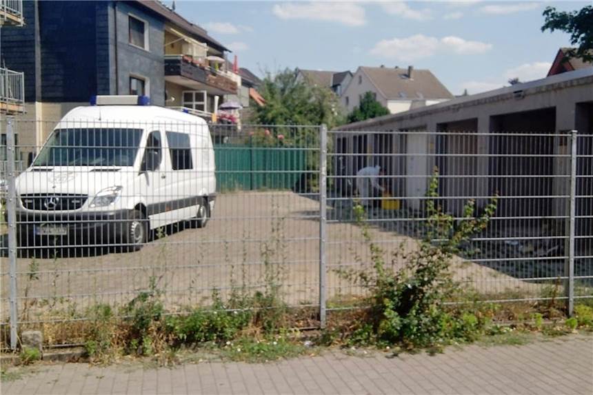 24-Jähriger soll seine Ehefrau in Lütgendortmund erstochen haben Ein 24-Jähriger soll seine 21-Jähriger Frau erstochen haben. Der Mann wurde festgenommen. Ermittler fanden die Leiche in einem Garagenhof.