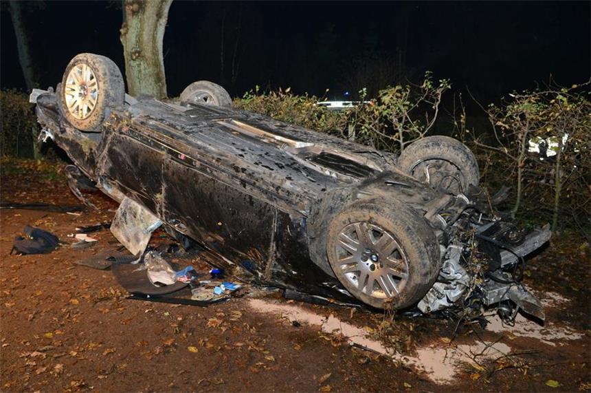 Ein 28-Jähriger aus Ahaus ist in der Nacht zu Samstag bei einem Unfall auf der Granatstraße in Haltern schwer verletzt worden. Der Wagen des Mannes überschlug sich mehrmals und landete auf dem Dach. Er war zu schnell unterwegs, da er vor einer Polizeikontrolle floh.
