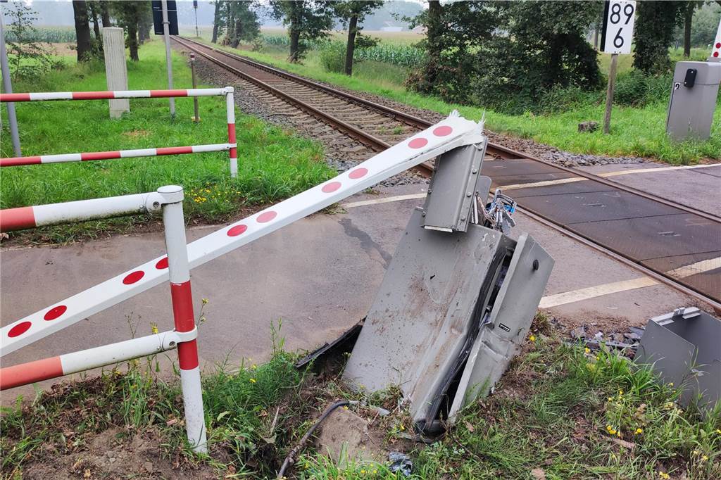 Ahauser fährt gegen Schranke: Bahnstrecke zeitweise gesperrt Die beschädigte Schrankenanlage