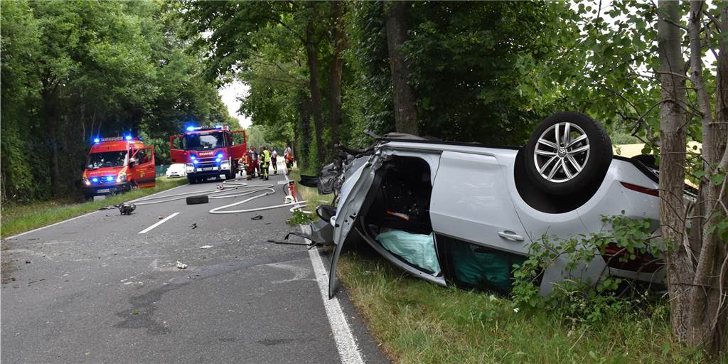 Nach schwerem Unfall in Ahle: Polizei stellt den Unfallwagen sicher Ein 28 Jahre alter Ahauser ist am Sonntagnachmittag bei einem Unfall auf der alten Ahauser Landstraße (Ammelner Straße, in Höhe circa Ahle 163) schwer verletzt worden. Er prallte mit seinem Auto gegen einen Baum, schleuderte auf die Gegenseite und das Auto überschlug sich dort.