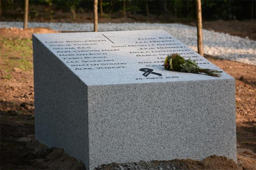 Ein 3600 Kilogramm schwerer Gedenkstein, der an die Flugzeugkatastrophe vom 24. März erinnert, ist am Freitag am Sunderfriedhof abgeladen worden.