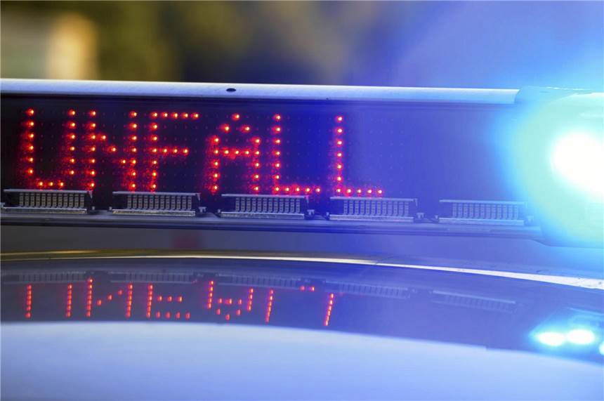 Alkoholisierter Autofahrer prallt mit seinem Wagen gegen einen Baum Ein 37-Jähriger verletzte sich am Samstagabend bei einer Kollision mit einem Baum schwer.