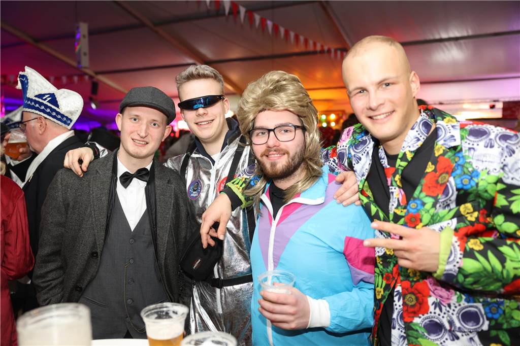 Cannabis-Patient kommt nicht ins Festzelt beim Karneval: „Fühle mich diskriminiert“ Männer bei der Karnevalsparty in Selm