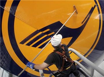 Ein A380 der Lufthansa wird gewaschen. Foto: Fredrik von Erichsen