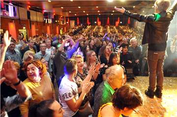 Ein Abend der guten Laune und Regenbogen-Stimmung: 1300 Gäste feierten mit den Stars der Aids-Gala 2018 in der Europahalle.