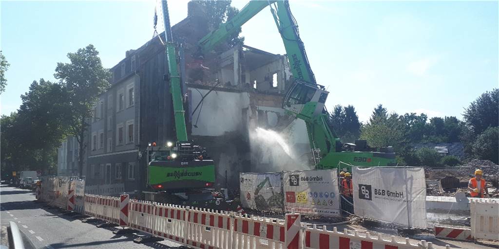 Spektakuläre Ansichten in Eving: Großes Wohnhaus wird abgerissen Ein Abrissbagger hat an der Bergstraße in diesen Tagen allerhand zu tun. Das Wohnhaus, das zum Peine-Komplex gehörte, wird abgerissen