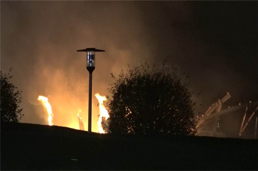 Ein Abschnitt der Abschlag-Anlage von etwa 80 Metern stand im Vollbrand.