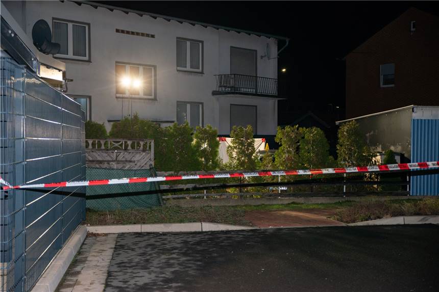 Mann (34) in Ahlen vor seinem Haus erschossen - Polizei sucht Zeugen Ein Absperrband der Polizei hängt nach der Tötung eines Mannes mit einer Schusswaffe vor einem Haus.