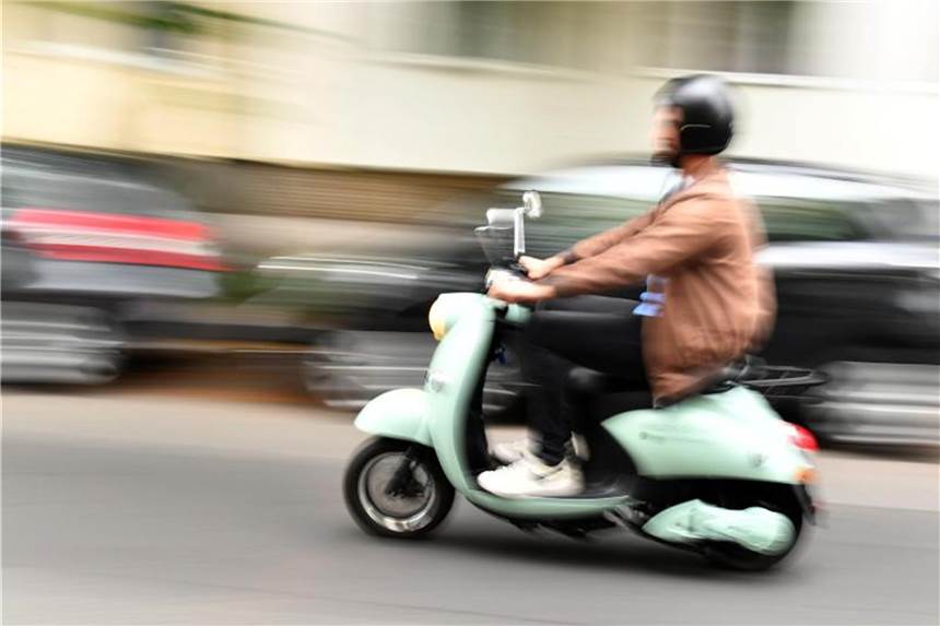 Ausleihen von E-Rollern laut Test unkompliziert Ein ADAC-Test zeigt: Der Leihvorgang eines E-Rollers ist kinderleicht. Jedoch sind die Angebote der Sharing-Firmen mit rechtlichen Mängeln behaftet. Foto: Jens Kalaene