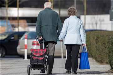 Ein älteres Paar geht einkaufen. Die Sicherung der Rente ist aus Sicht vieler Bürger die wichtigste Aufgabe der neuen Bundesregierung. Foto: Silas Stein/Archiv