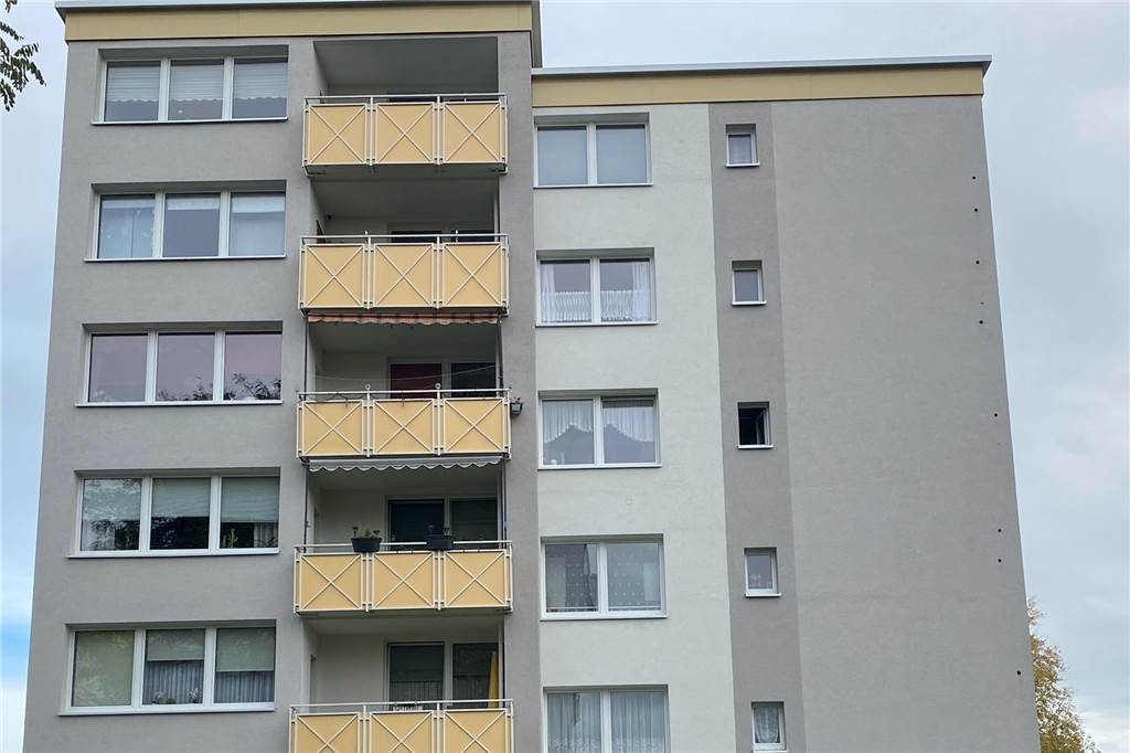 Ein Ärgernis für Hausbesitzer: Mehrere Löcher sind in der Fassade dieses Dortmunder LEG-Hauses (rechte Seite). Spechte haben sie reingehackt.