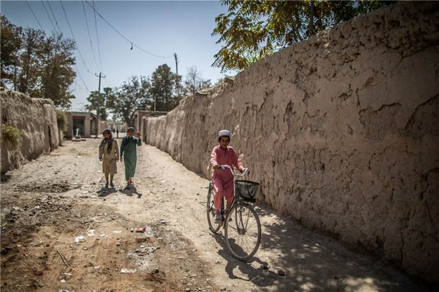 Taliban in Kundus bitten Deutschland um Unterstützung Ein afghanischer Junge fährt in Isa Khel außerhalb von Kundus Fahrrad.