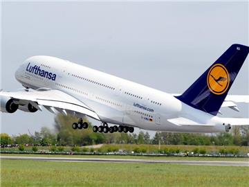 Ein Airbus A380 der Lufthansa startet am Airbus-Standort in Hamburg (Archivfoto vom 19.05.2010).