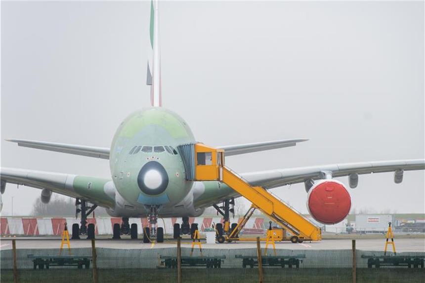 Auch für Baumärkte wird der Online-Handel immer wichtiger Ein Airbus A380 steht auf dem Werksgelände. Foto: Lukas Schulze/Illustration