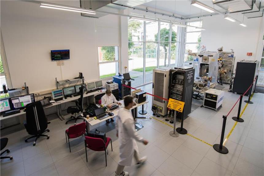 Esa fliegt im Oktober zum Merkur Ein Airbus-Ingenieur in Darmstadt geht in den abgesperrten Montagebereich der Raumsonde „BepiColombo“. Foto: Andreas Arnold