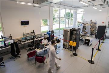 Ein Airbus-Ingenieur in Darmstadt geht in den abgesperrten Montagebereich der Raumsonde „BepiColombo“. Foto: Andreas Arnold