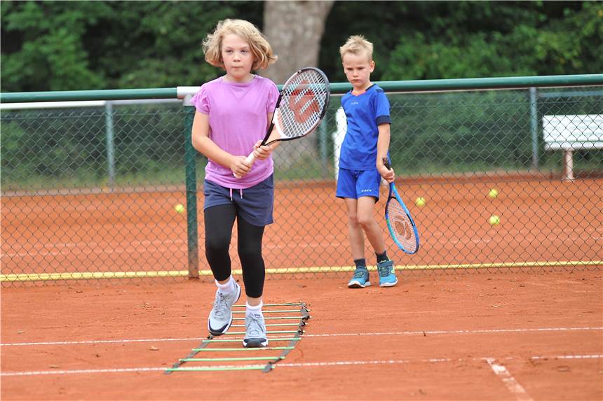 Lutz Peter zeigt mit 148 km/h den schnellsten Aufschlag in Frohlinde Ein Aktionstag anläßlich von „Deutschland spielt Tennis“ ging beim TC GW Frohlinde über die Bühne.