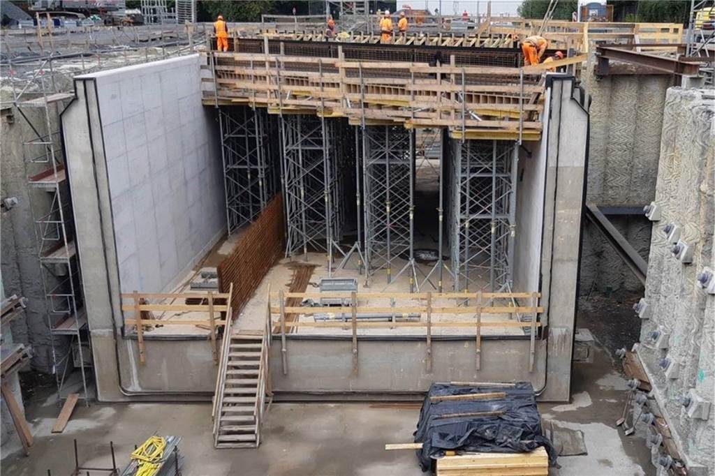 Bahnstrecke ab Freitag gesperrt: Diese Züge fallen zwei Wochen lang aus Aktuelles Bild von der Baustelle an der Südkamener Straße. Im Vordergrund steht das Trogbauwerk. Das Traggerüst wird zum Betonieren der Brücke benötigt.