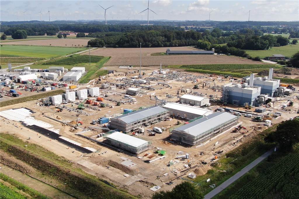 Was genau macht die neue Gas-Verdichterstation? Verantwortliche geben Einblick Ein aktuelles Luftbild zeigt den Fortschritt der Bauarbeiten an der Gasverdichterstation.