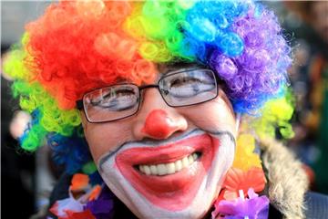 Ein als Clown verkleideter Karnevalist beim Rosenmontagszug in Düsseldorf. Foto: Marcel Kusch