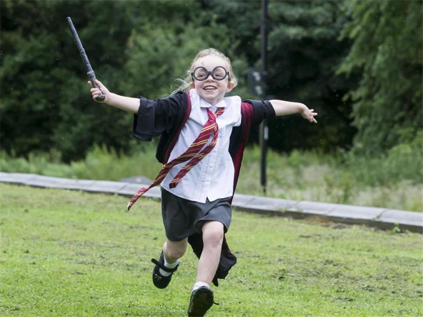 20 Jahre Hype um Harry Potter Ein als Harry Potter verkleidetes Kind in Bolton (Großbritannien). Foto: Danny Lawson