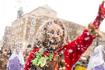 Ein als Werwolf verkleideter Teilnehmer schmeißt Konfetti in die Luft. Foto: Daniel Naupold/Archiv