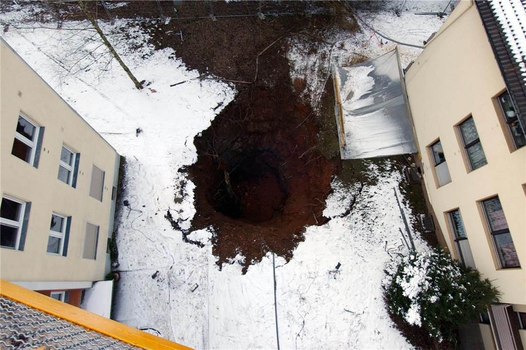 Ein alter Erzbergbau-Schacht ist im Jahr 2004 in einem Siegener Wohngebiet eingebrochen.