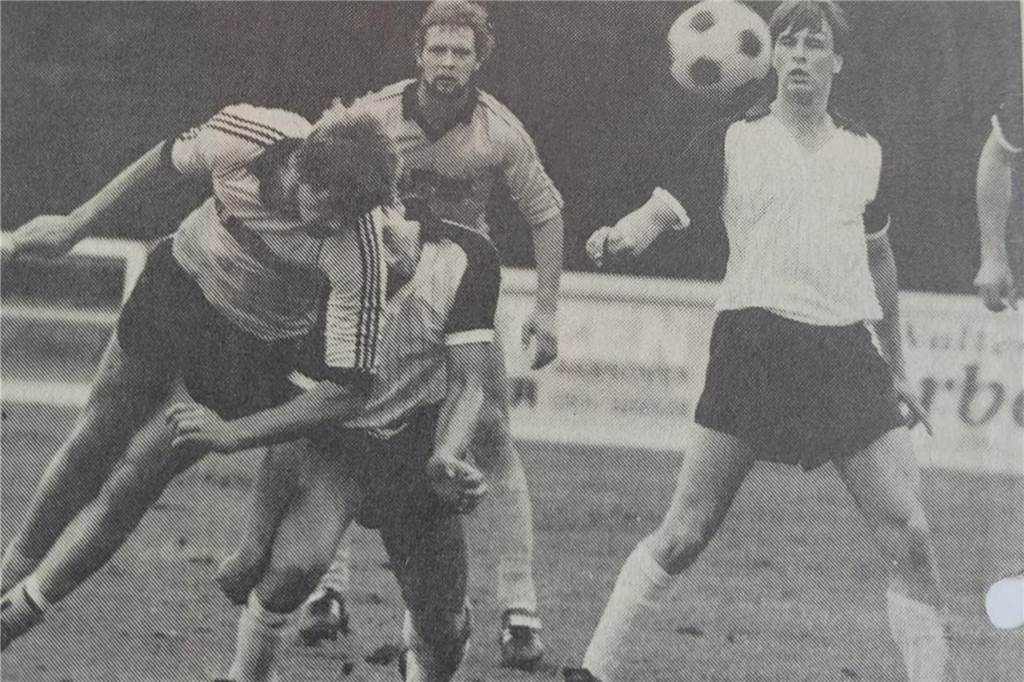 Torsten Schreiber beim Flugkopfball. 