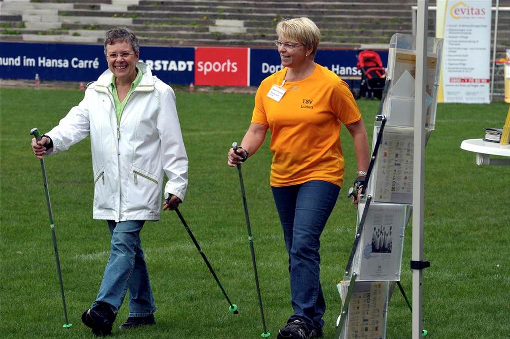 Therapiesportverein findet nach 37 Jahren seines Bestehens keinen Vorstand Ein altes Bild aus dem Jahr 2010. Damals bot Birgit Paarmann (r.) für den Therapie-Sportverein Schnupperstunden in Nordic Walking an.