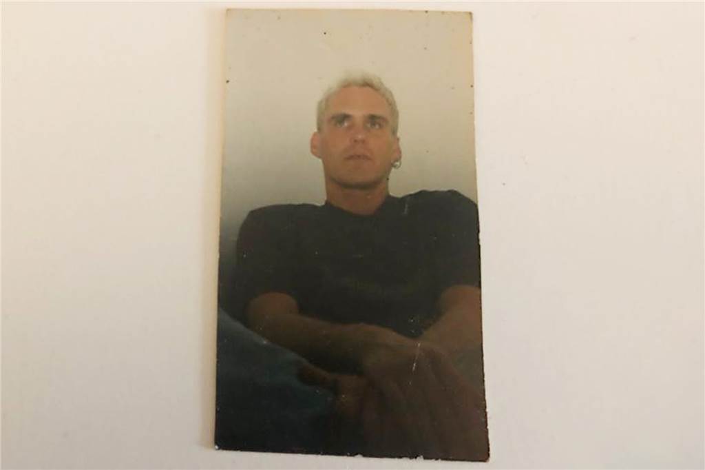 „Ich hab alles mitgenommen, was ging“ Ein analoges Portraitfoto vom jungen Rainer Mehlmann auf einem Tisch liegend abfotografiert.
