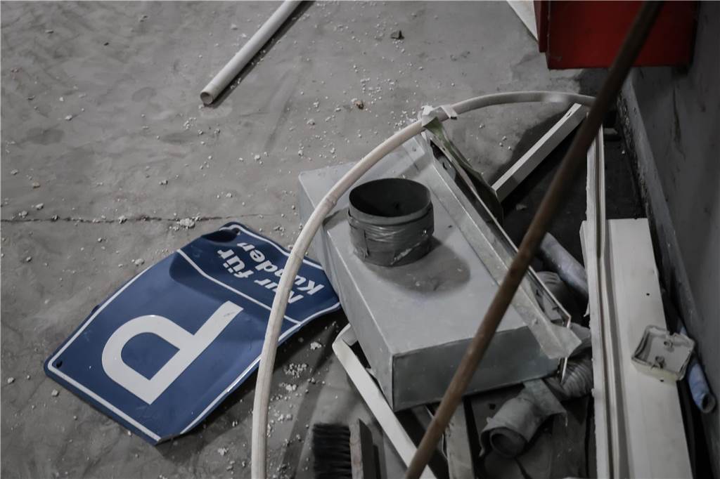 Ein altes Parkplatzschild liegt demontiert auf dem Boden.