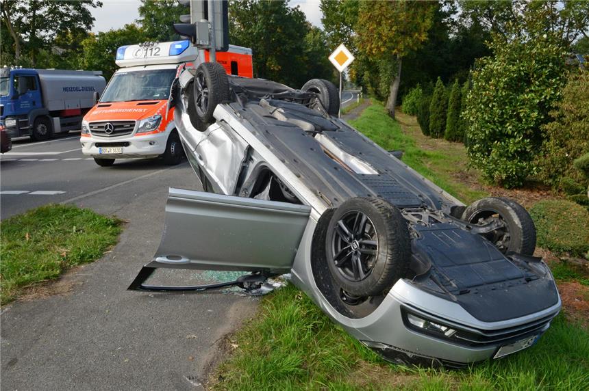 Zwei Autofahrerinnen bei Unfall verletzt Ein am Unfall beteiligtes Auto landete auf dem Dach.
