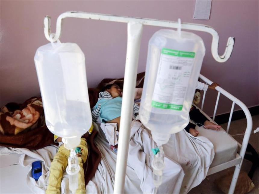 Zahl der Cholera-Opfer im Jemen steigt weiter stark an Ein an Cholera erkrankter Junge wird in Sanaa in einem Krankenhaus behandelt. Foto: Yahya Arhab/Archiv