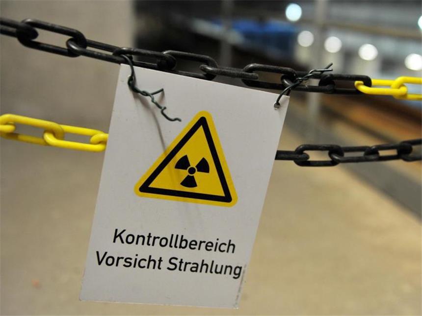 Atom-Endlagerung könnte erst 2170 abgeschlossen sein Ein an einer Kette befestigtes Schild im atomaren Zwischenlager in Gorleben warnt vor Strahlung. Foto: Jochen Lübke/Archiv