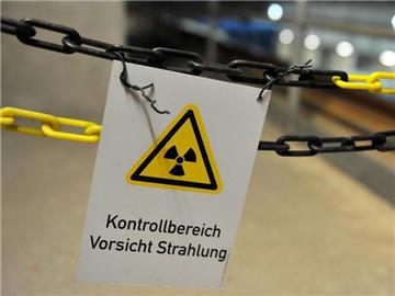 Ein an einer Kette befestigtes Schild im atomaren Zwischenlager in Gorleben warnt vor Strahlung. Foto: Jochen Lübke/Archiv