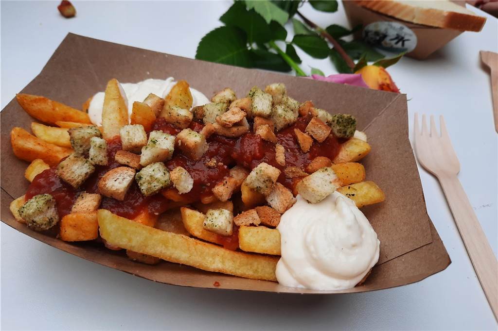 Mit Foodtruck und Burger-Förderturm: Die Familie Kreuger rockt die Gastro-Szene Pommes mit Spargelmayonnaise, Erdbeerketchup und Bärlauchpesto hatte der "Kumpels"-Foodtruck beim Dorffest in Lütgendortmund im Angebot