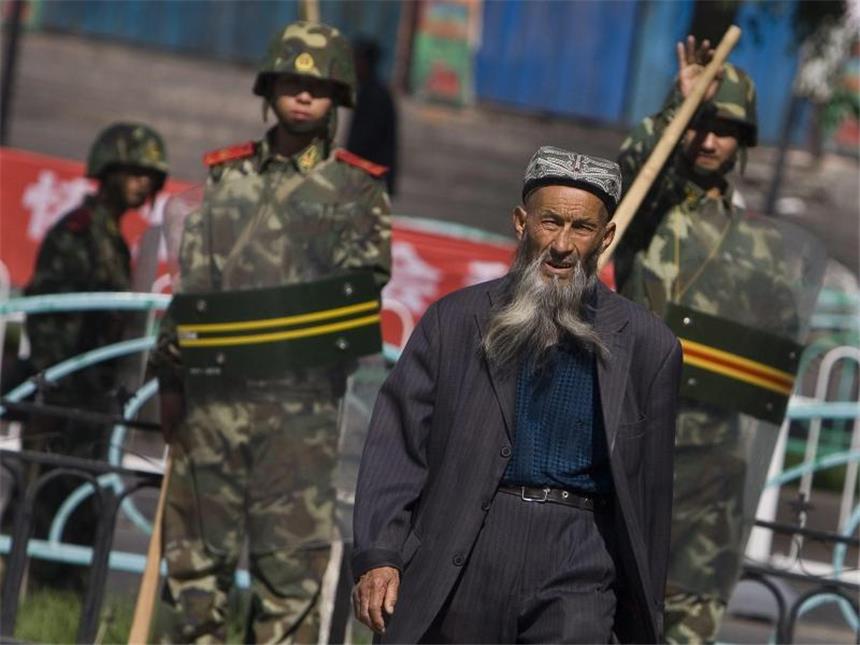 China verhängt Todesurteile und Haftstrafen in Xinjiang Ein Angehöriger der uigurischen Minderheit in China. Foto: Diego Azubel/Archiv