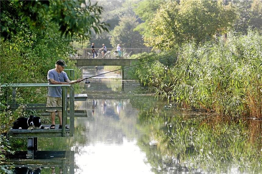 Projekt Emscher-Umbau: Immer mehr Abwässer fließen in neuen Kanal Ein Angler hat seine Angel in dem Fluss Alte Emscher bei Duisburg ausgeworfen. Das Großprojekt des Emscher-Umbaus im Norden des Ruhrgebiets von einer Kloake zu einem naturnahen Fluss macht Fortschritte.