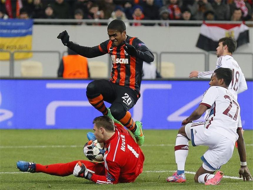 Zehn Bayern erhalten sich mit 0:0 Viertelfinal-Chance Ein Angriff von Douglas Costa kann Manuel Neuer rechtzeitig unterbinden. Foto: Sergey Dolzhenko