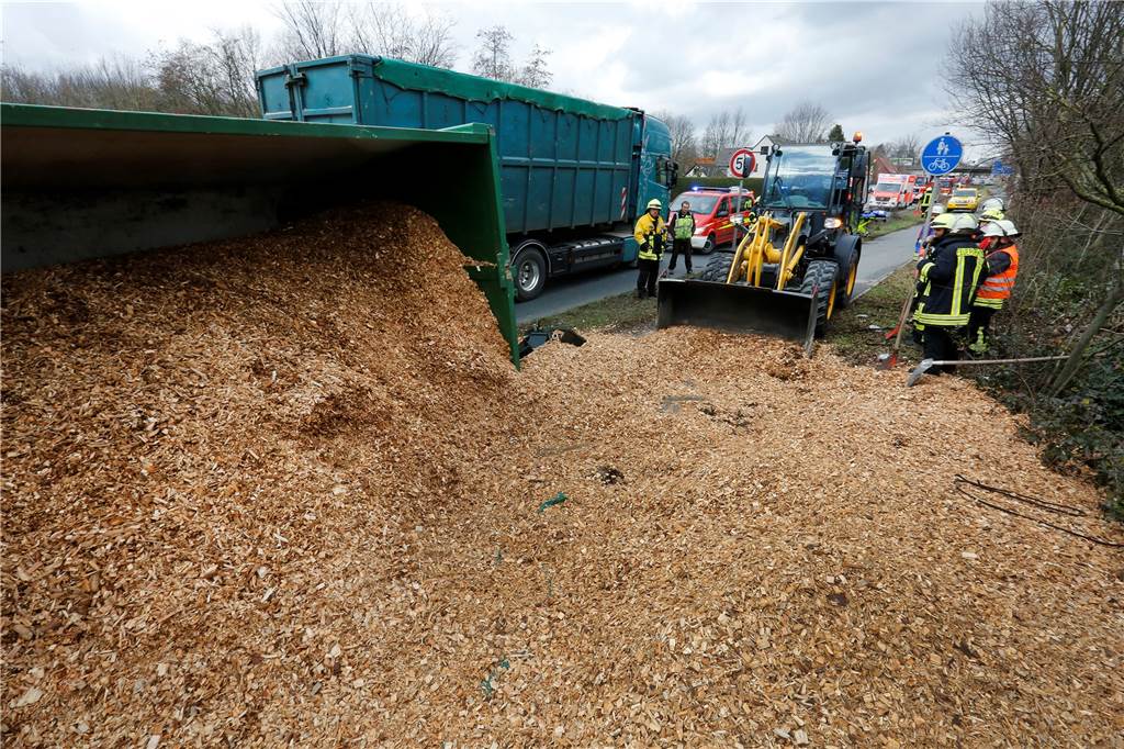 Spektakulärer Lkw-Unfall kurz vor Ikea: Anhänger mit Hackschnitzel kippt um - Verschüttete gesucht Spektakulärer Lkw-Unfall kurz vor Ikea: Anhänger mit Hackschnitzel kippt um - Verschüttete gesucht