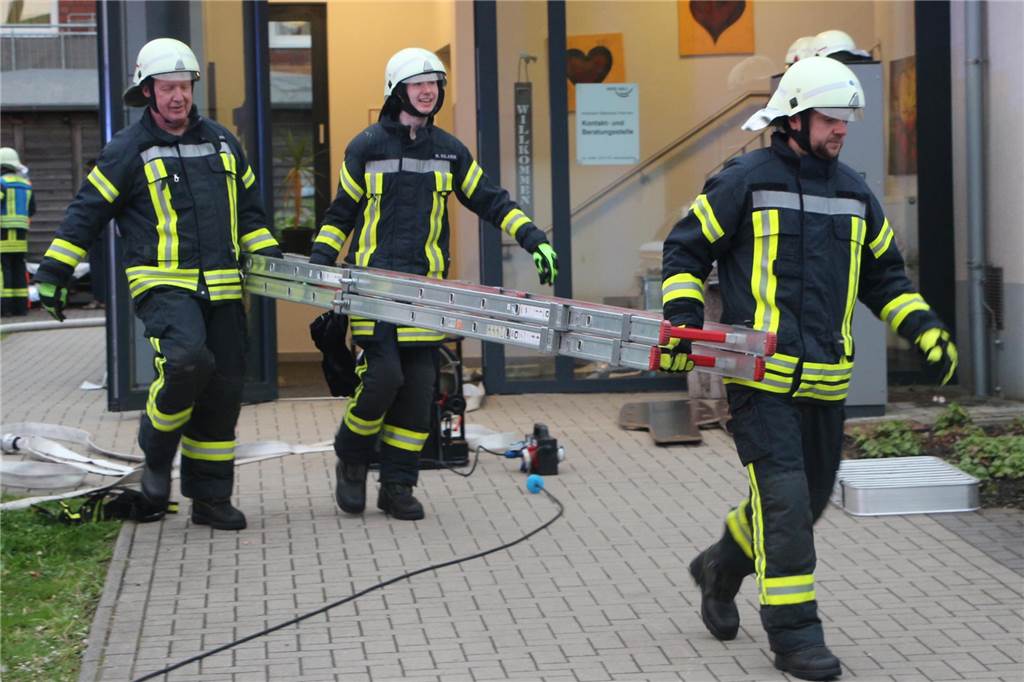 Ein anspruchsvolles Szenario stellte sich den Einsatzkräften an der Wohnanlage für ambulant betreutes Wohnen. 